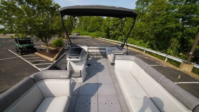 Slide: The Image of Sea-Doo Switch® Cruise 21 - 230 hp Galvanized 2024 - 9