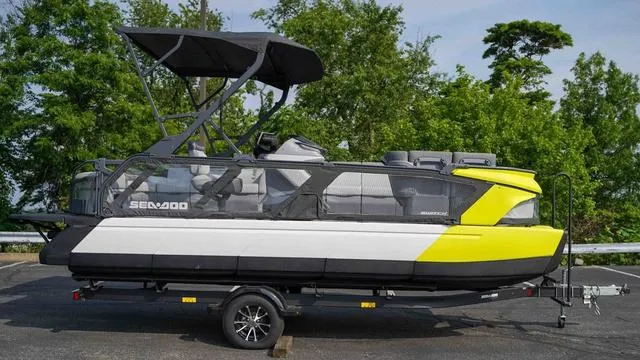 Slide: The Image of Sea-Doo Switch® Cruise 21 - 230 hp 2024 - 1