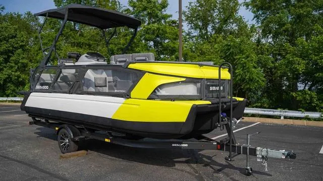 Slide: The Image of Sea-Doo Switch® Cruise 21 - 230 hp 2024 - 7