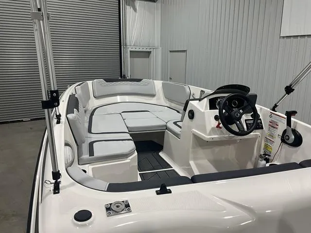 Slide: The Image of Bayliner Element M15 2022 - 10