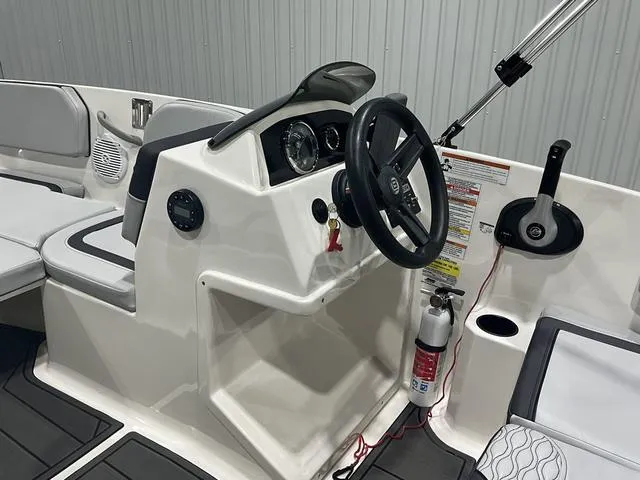 Slide: The Image of Bayliner Element M15 2022 - 14