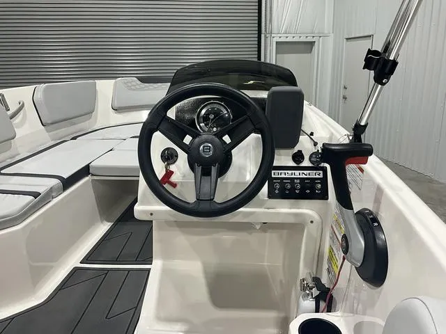 Slide: The Image of Bayliner Element M15 2022 - 9