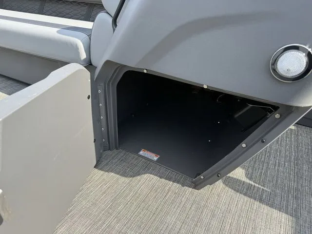 Slide: The Image of Bennington S L-Bench 22 SLJ Pontoon 2025 - 13