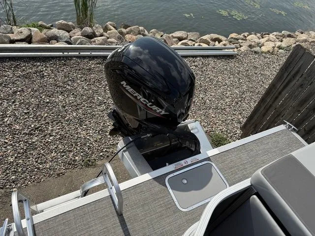 Slide: The Image of Bennington S L-Bench 22 SLJ Pontoon 2025 - 21