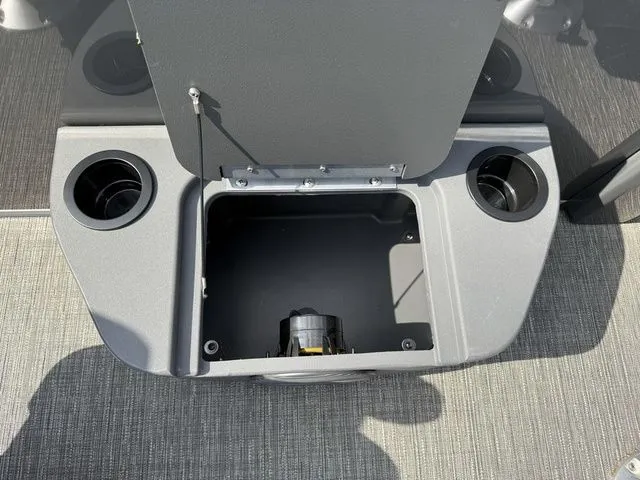 Slide: The Image of Bennington S L-Bench 22 SLJ Pontoon 2025 - 9