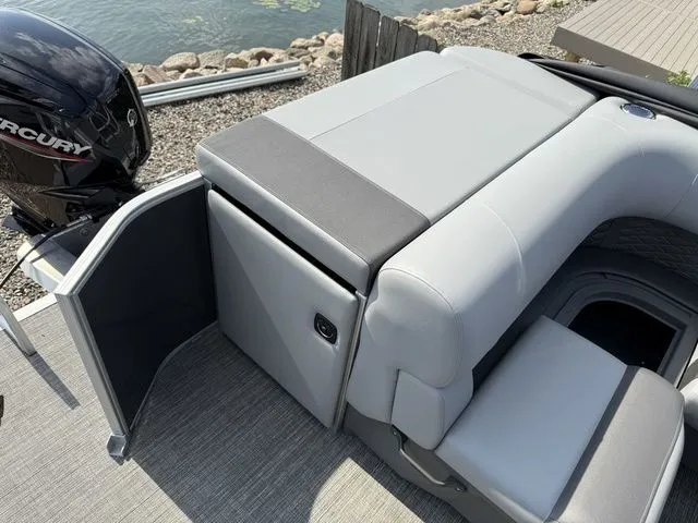Slide: The Image of Bennington S L-Bench 22 SLJ Pontoon 2025 - 18