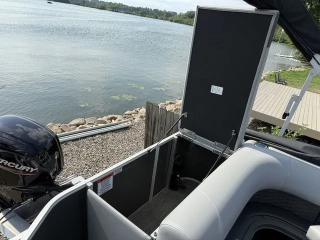 Slide: The Image of Bennington S L-Bench 22 SLJ Pontoon 2025 - 19