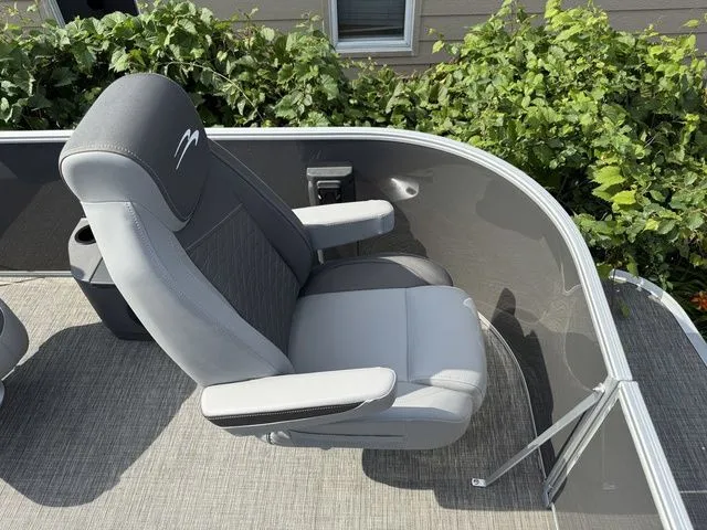 Slide: The Image of Bennington S L-Bench 22 SLJ Pontoon 2025 - 7