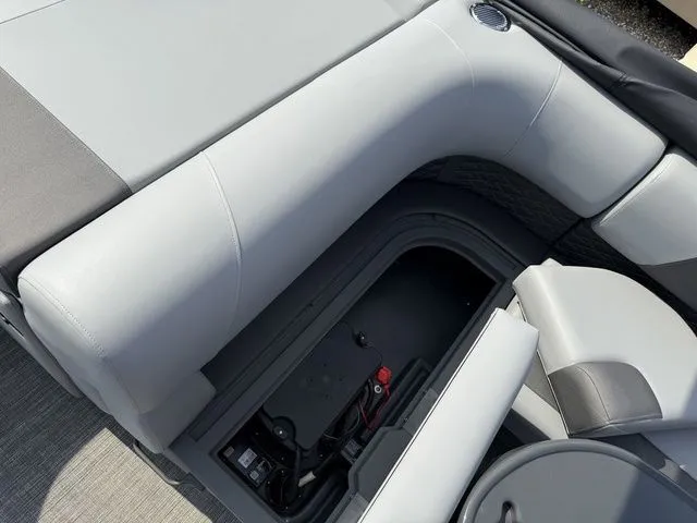 Slide: The Image of Bennington S L-Bench 22 SLJ Pontoon 2025 - 17