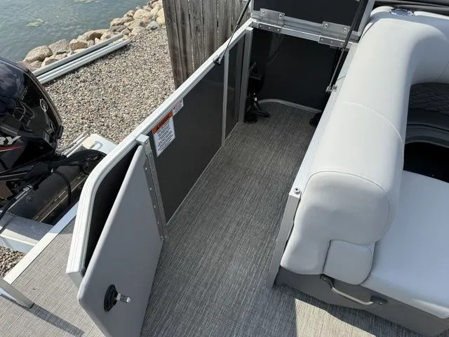 Slide: The Image of Bennington S L-Bench 22 SLJ Pontoon 2025 - 20