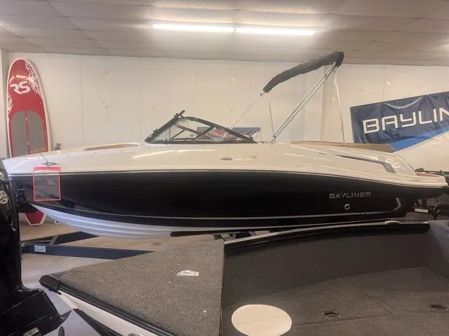 Slide: The Image of Bayliner VR5 Bowrider 2024 - 5