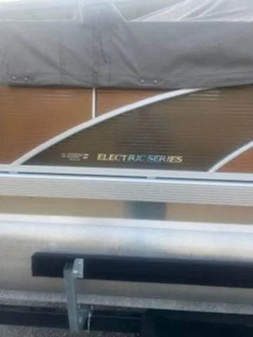 Slide: The Image of 2022 Bennington 168 SF Electric Series pontoon boat with cover. - 10