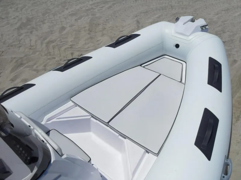 Slide: The Image of 2025 Ranieri CAYMAN 19 Sport inflatable boat on sandy beach. - 15