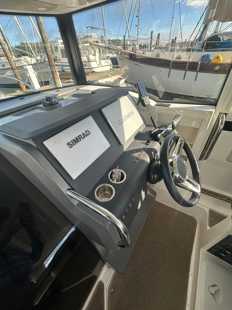 Slide: The Image of Nimbus C9 2021 boat cockpit with Simrad and Garmin navigation systems. - 23