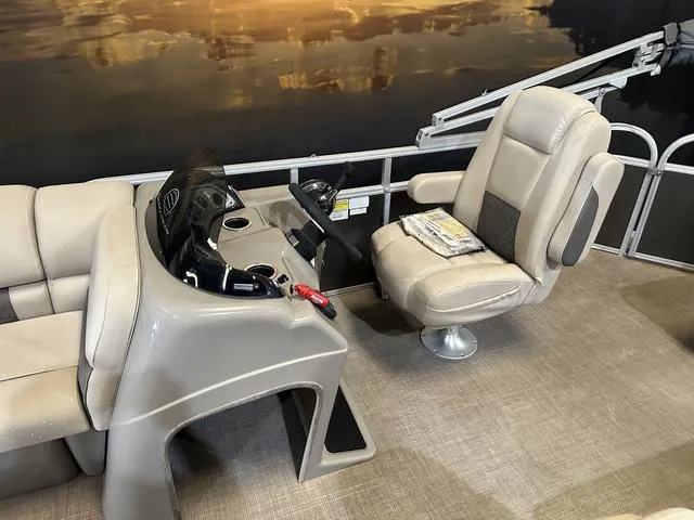 Slide: The Image of Sun Tracker 20 DLX W/Mercury 90 2020 - 10