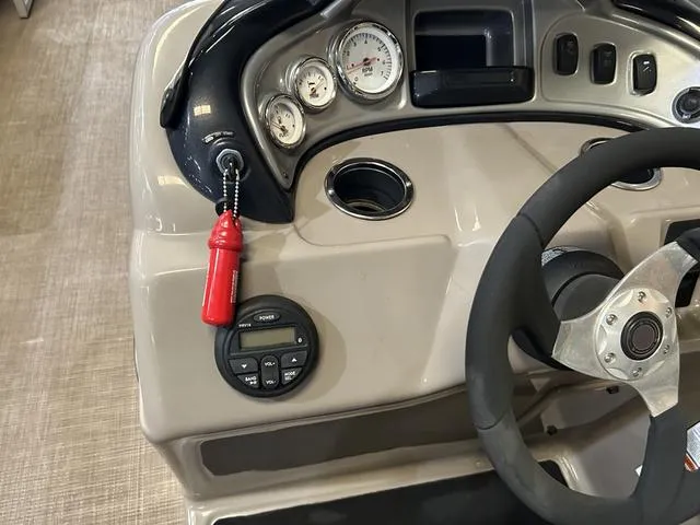 Slide: The Image of Sun Tracker 20 DLX W/Mercury 90 2020 - 13