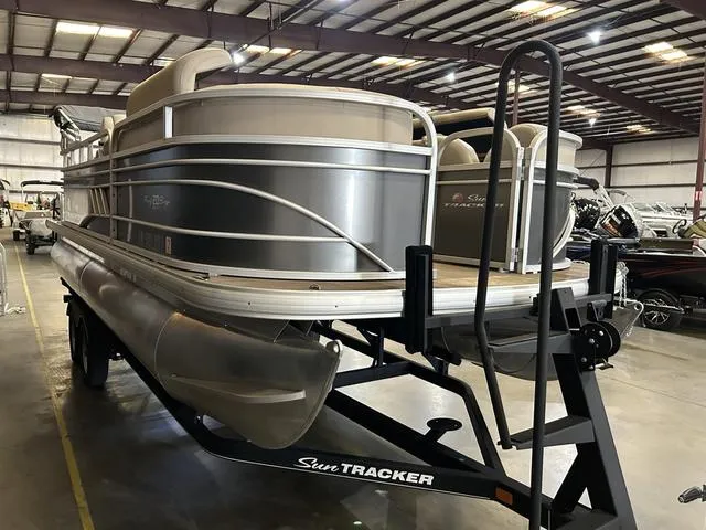 Slide: The Image of Sun Tracker 20 DLX W/Mercury 90 2020 - 3