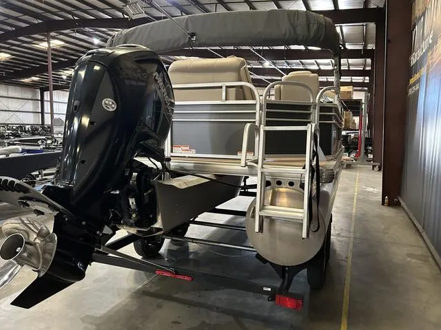 Slide: The Image of Sun Tracker 20 DLX W/Mercury 90 2020 - 4