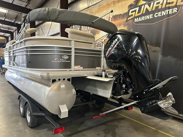 Slide: The Image of Sun Tracker 20 DLX W/Mercury 90 2020 - 5