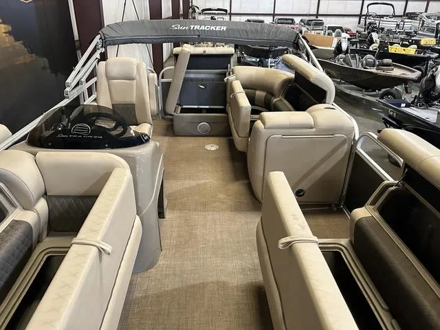 Slide: The Image of Sun Tracker 20 DLX W/Mercury 90 2020 - 6