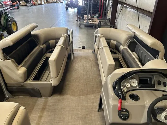 Slide: The Image of Sun Tracker 20 DLX W/Mercury 90 2020 - 7