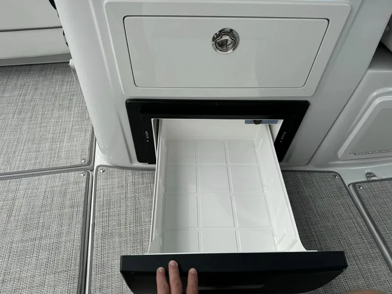 Slide: The Image of Finseeker 280 Dual Console 2025 - 19