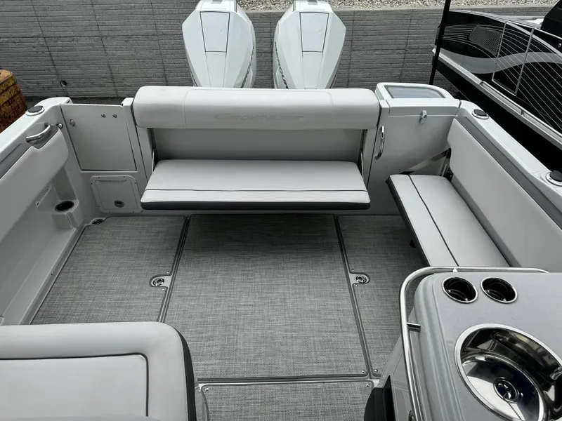 Slide: The Image of Finseeker 280 Dual Console 2025 - 24