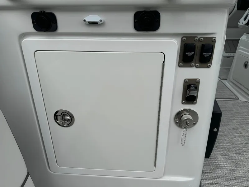 Slide: The Image of Finseeker 280 Dual Console 2025 - 27