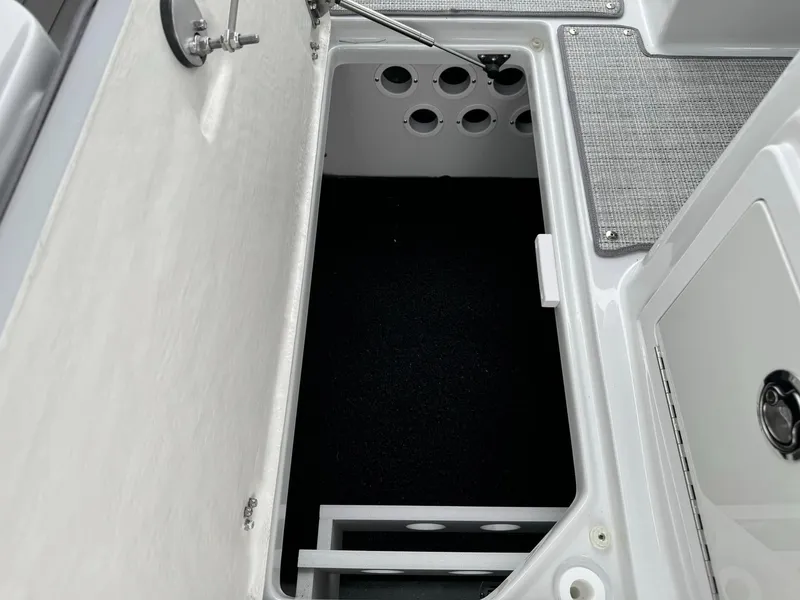 Slide: The Image of Finseeker 280 Dual Console 2025 - 31