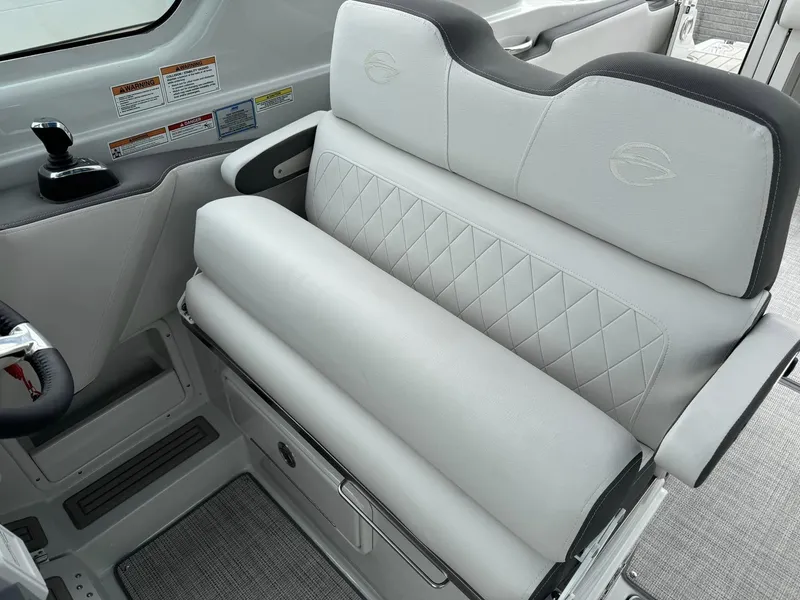 Slide: The Image of Finseeker 280 Dual Console 2025 - 32