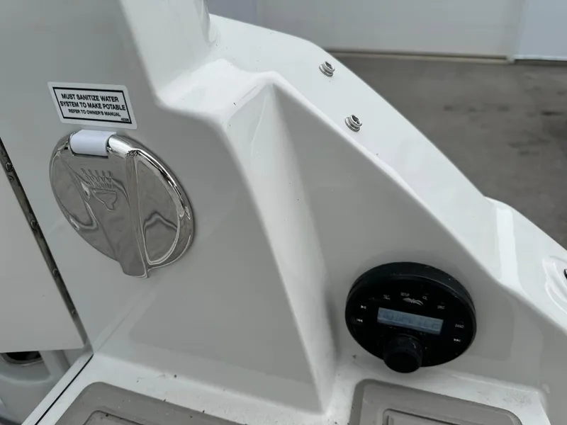 Slide: The Image of Finseeker 280 Dual Console 2025 - 34