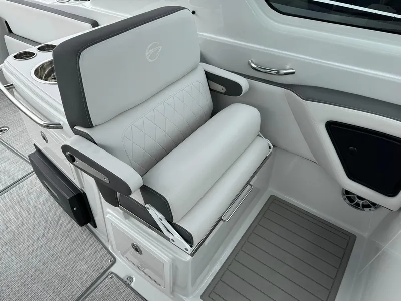 Slide: The Image of Finseeker 280 Dual Console 2025 - 37