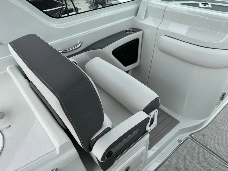 Slide: The Image of Finseeker 280 Dual Console 2025 - 39