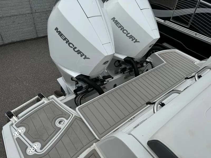 Slide: The Image of Finseeker 280 Dual Console 2025 - 4