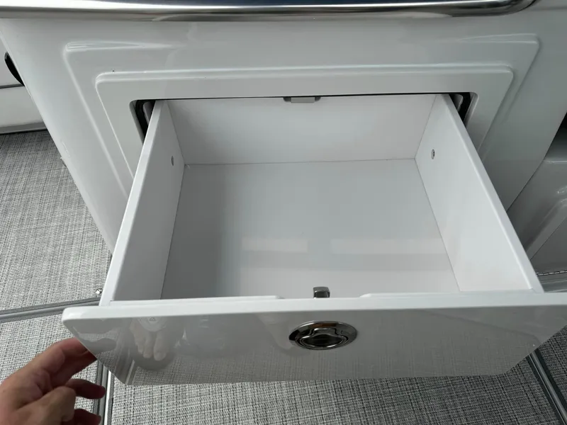 Slide: The Image of Finseeker 280 Dual Console 2025 - 40