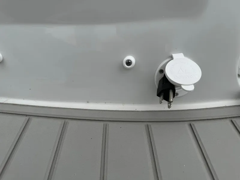 Slide: The Image of Finseeker 280 Dual Console 2025 - 6