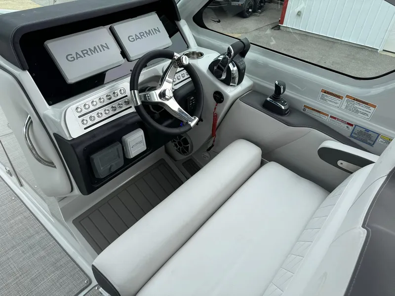 Slide: The Image of Finseeker 280 Dual Console 2025 - 7