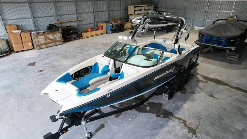 Slide: The Image of MasterCraft X26 2018 - 12