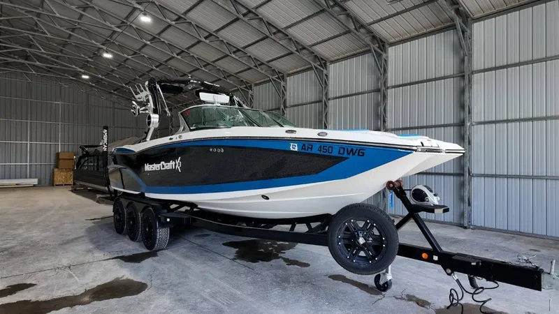 Slide: The Image of MasterCraft X26 2018 - 15