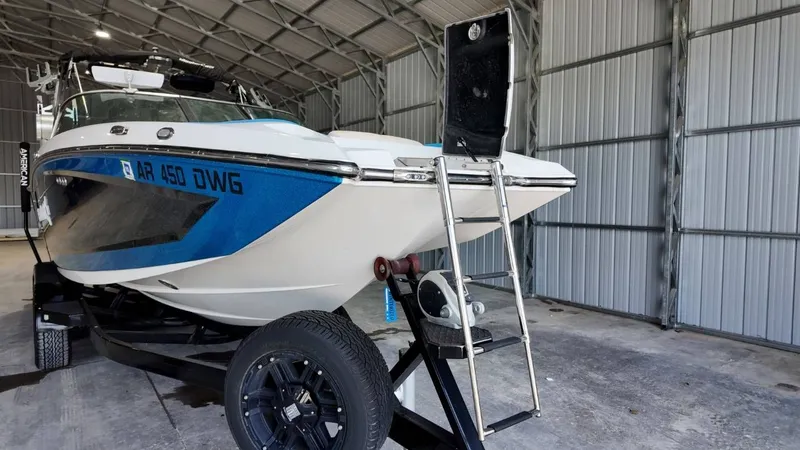Slide: The Image of MasterCraft X26 2018 - 20