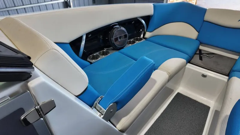 Slide: The Image of MasterCraft X26 2018 - 23