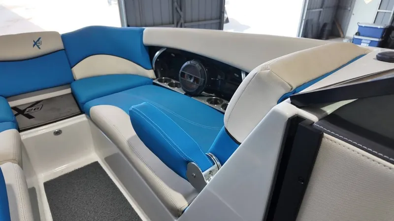 Slide: The Image of MasterCraft X26 2018 - 31