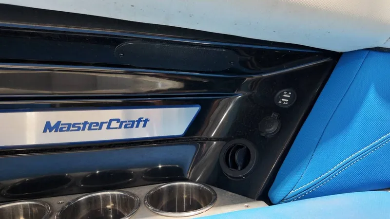 Slide: The Image of MasterCraft X26 2018 - 62