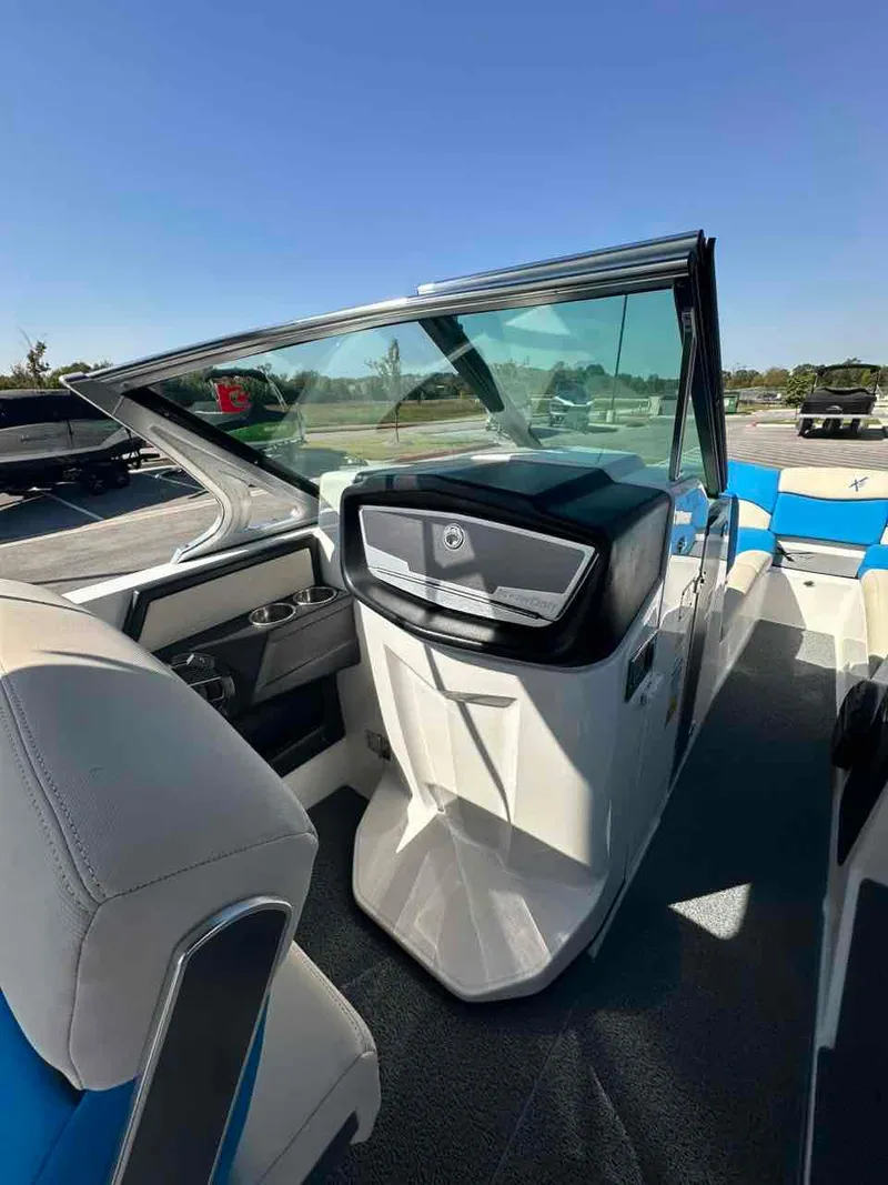 Slide: The Image of MasterCraft X26 2018 - 8