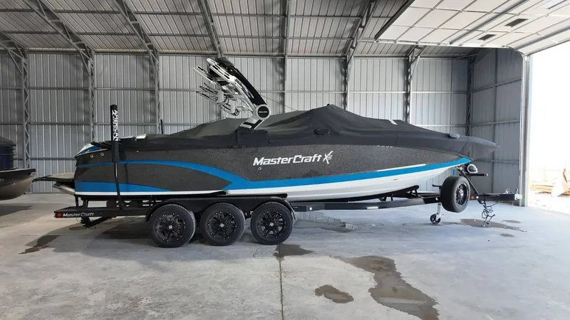 Slide: The Image of MasterCraft X26 2018 - 89