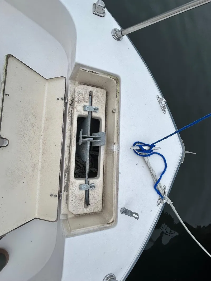 Slide: The Image of 1993 Grady-White 24 Explorer boat anchor compartment with blue rope. - 20