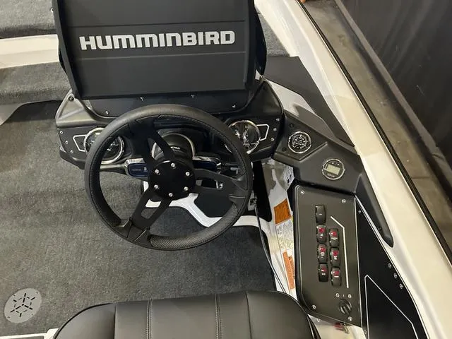 Slide: The Image of 2025 Skeeter ZXR20 boat cockpit with Humminbird display and Yamaha 250 controls. - 10
