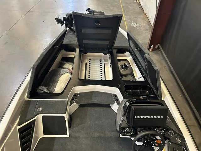 Slide: The Image of 2025 Skeeter ZXR20 boat interior with Yamaha 250, featuring Humminbird electronics. - 14