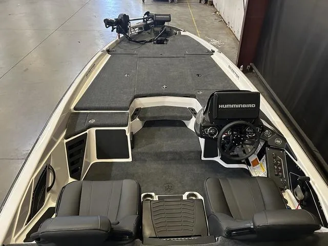 Slide: The Image of 2025 Skeeter ZXR20 boat interior with Yamaha 250, featuring Humminbird electronics and dual seating. - 7