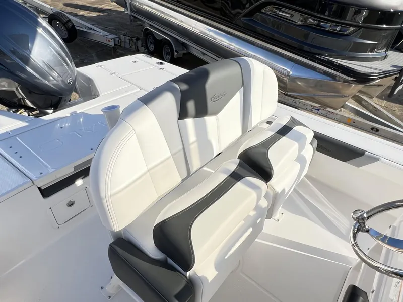 Slide: The Image of Robalo 226 Cayman 2025 - 10